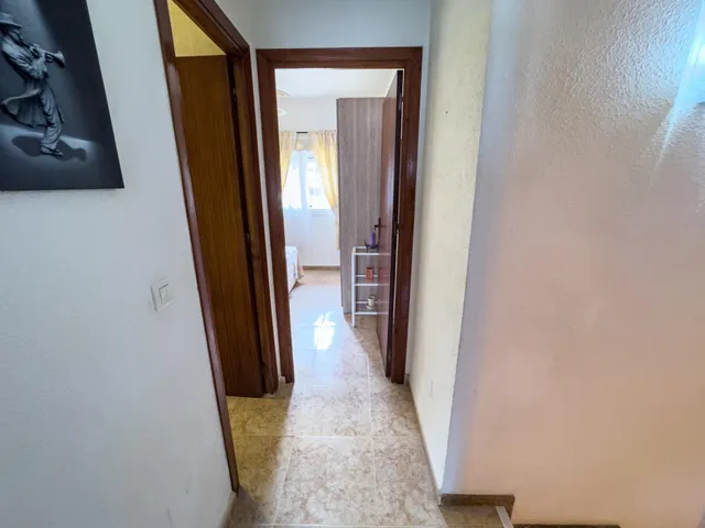 Encantador adosado de 2 plantas en Nueva Torrevieja — 2 dormitorios, 2 baños, gran patio y piscina comunitaria — 32