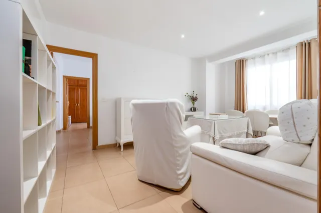 Piso de 87 m2 con 3 dormitorios en Pedro Antonio de Alarcón 27, junto a Recogidas — 24