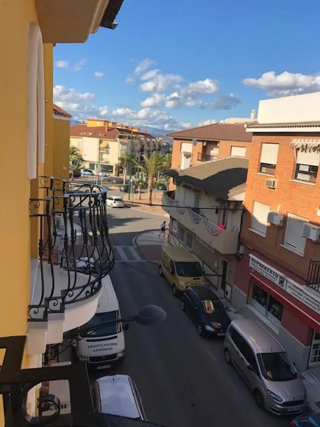 Edificio con piso dúplex y local en planta baja en el centro de Alhaurin de la Torre. — 32