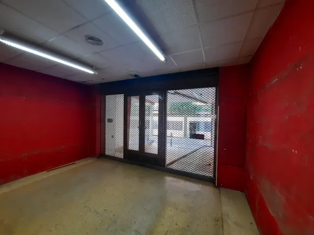 LOCAL COMERCIAL CON ACCESO DESDE DOS CALLES — 5