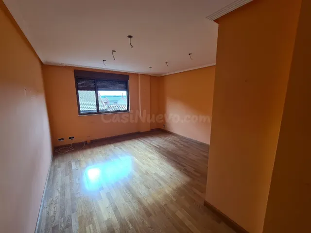 SE VENDE AMPLÍSIMO APARTAMENTO EN VALENCIA DE DON JUAN, COCI - foto 4