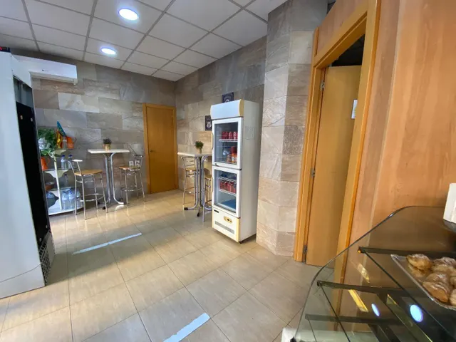 LOCAL COMERCIAL EN LA ZONA NOU MOLES — 24
