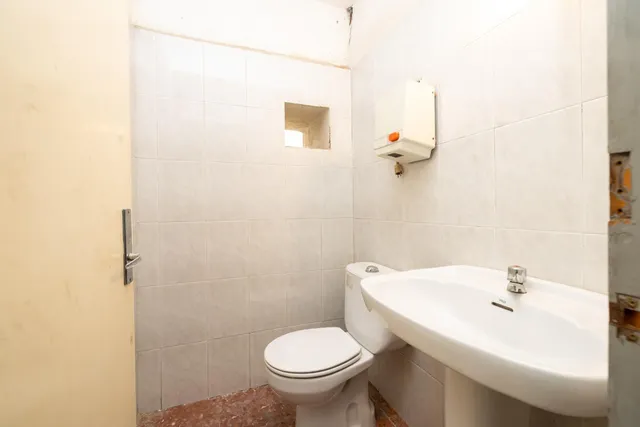 CONJUNTO DE PISOS Y PLANTA BAJA EN GRANADA CON 490 m2 — 22