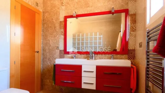 SE VENDE ESPECTACULAR CHALET EN PINOSO. — 16