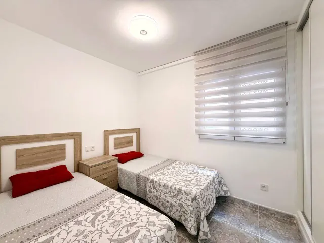 Apartamento reformado de 2 dormitorios en primera línea de Playa del Cura con vistas laterales al mar — 24