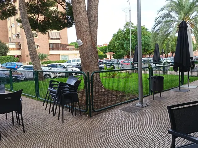 SE ALQUILA Y TRASPASA BAR MONTADO — 38