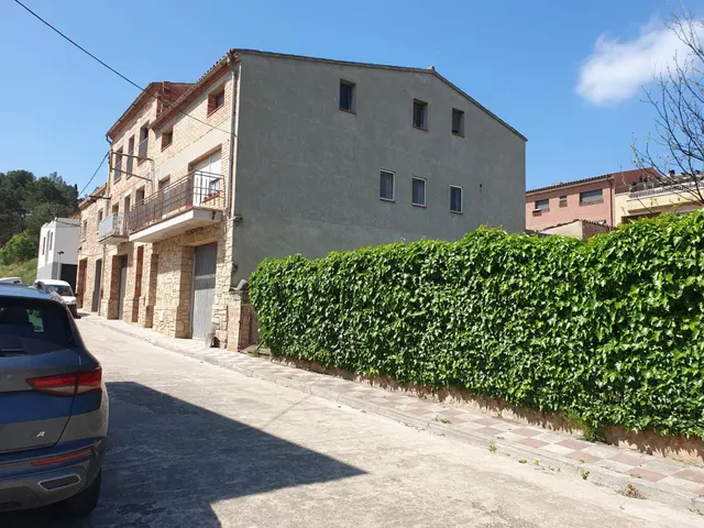 CASA EN VENDA A SANT MARTÍ DE TOUS -  GARATGE + PIS + GOLFES + JARDÍ — 32