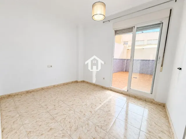PISO EN VENTA EN ALICANTE. ZONA DE LA FLORIDA. 79m2, 2 habitaciones, 1 BAÑO, AMPLIO PATIO, PRIMERA PLANTA CON ASCENSOR. — 28