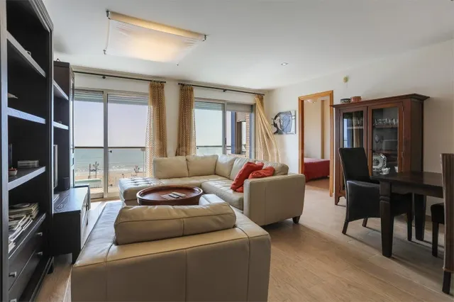 Extraordinaria Vivienda en Primera Línea de Playa de Los Loc - foto 2