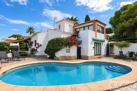 Chalet con piscina en venta en Jávea/Xàbia - 4 dormitorios y vistas al Montgó