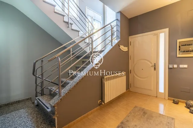 Chalet en venta con ascensor, piscina y grandes espacios en Canet de Mar — 3