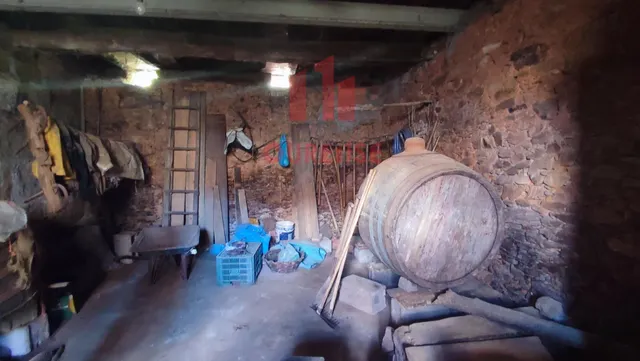 CASA INDEPENDIENTE DE PIEDRA CERCA DE LA MANCHICA Y PRÓXIMA A LA ENTRADA DE LA AG-31, dirección a Ourense-Celanova. — 12