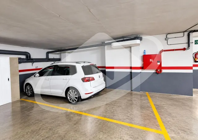 Impresionante Piso Reformado en Sabadell con Vistas y Comodidades — 30