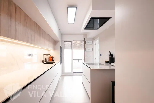 Casa esquinera con jardín privado y estilo inigualable — 15