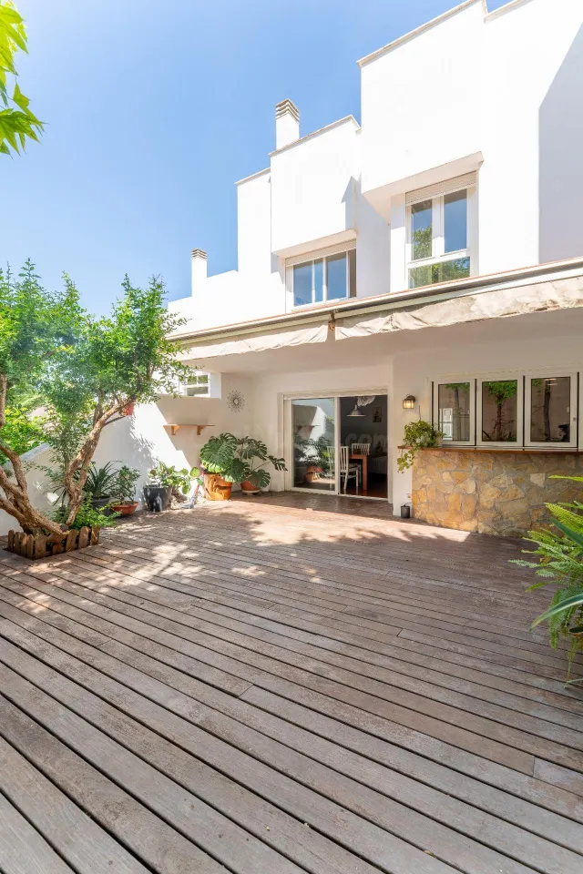 ¡Ubicada en un complejo privado, esta vivienda combina tranq
