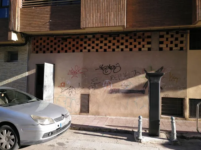 LOCAL COMERCIAL MUY CENTRICO CON ACCESO A DOS CALLES — 9