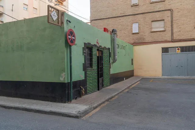 Local comercial de 200 m2 cerca del estadio Los Carmenes, magnifica oportunidad de inversion — 6