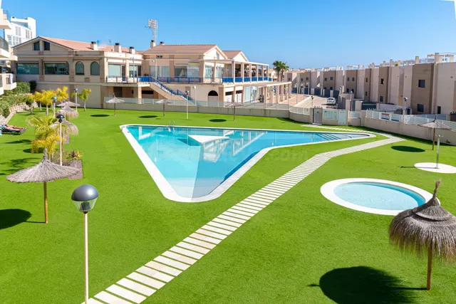APARTAMENTO DE 2 DORMITORIOS 2 BAÑOS EN PLAYA FLAMENCA ZONA  - foto 3