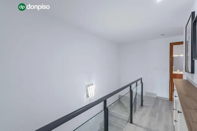 Amplia casa de 182 m2 con patio, gran sótano y a menos de 5 minutos del metro — 24