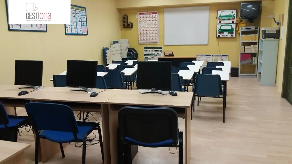 SE VENDE, ESTUPENDO LOCAL COMERCIAL, EN NOJA