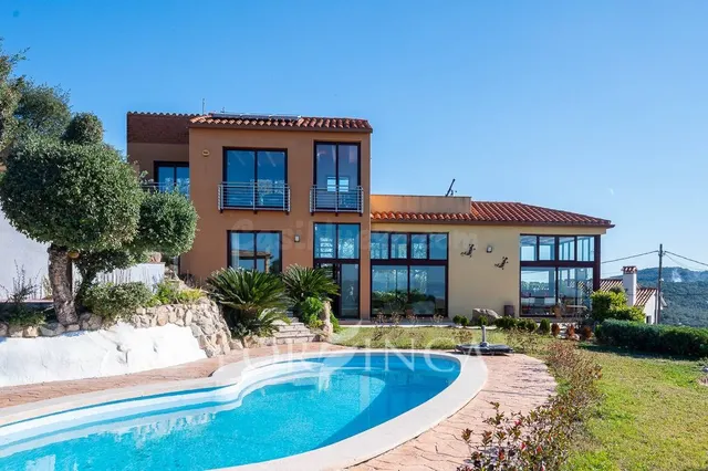 Villa moderna y espaciosa en venta en una posición única con - foto 3