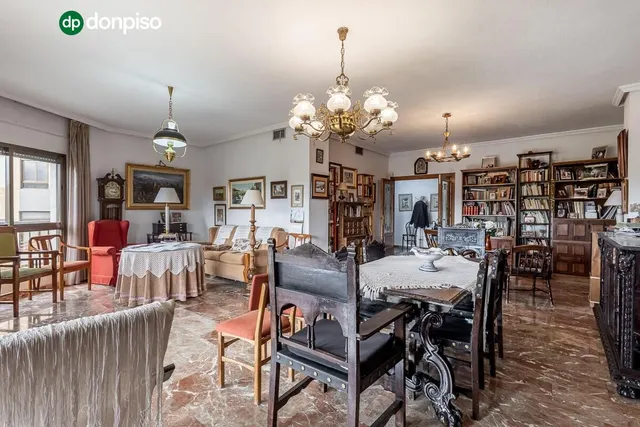 Pisazo en paseo del salón - Granada — 8