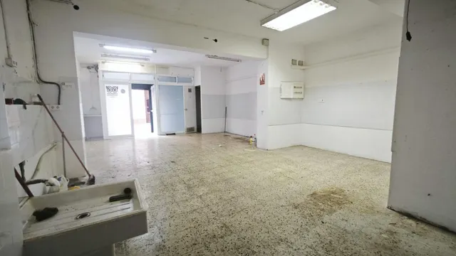 Local en venta para reformar en la calle Salinas, Vila de Gràcia. — 2
