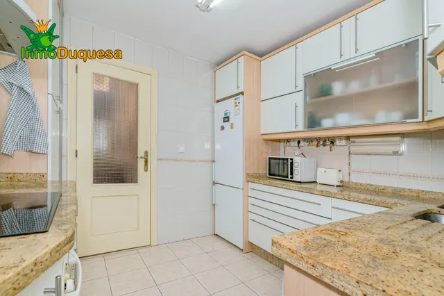 Piso de 4 dorm. con ascensor y Plaza de aparcamiento. Avda. de Madrid. — 24