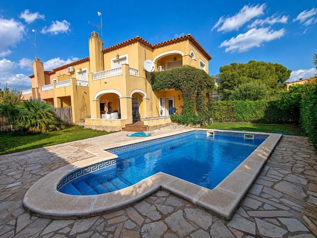 Casa esquinera con jardín y piscina cerca de la playa en Las