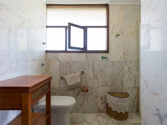Chalet independiente junto a Paseo de Chil, con jardín, ascensor y vistas a la bahía — 42