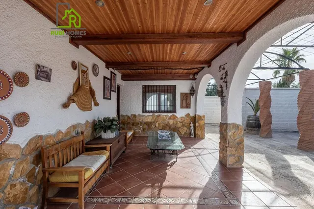 Chalet independiente con pozo propio y placas solares — 28