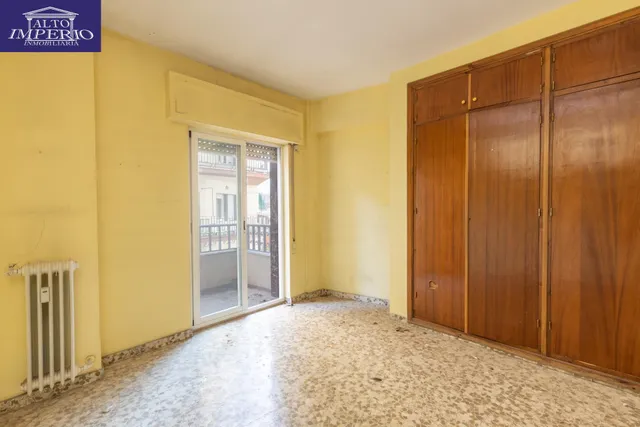Piso en esquina con terraza y vistas a Plaza Mariana Pineda, Granada — 11