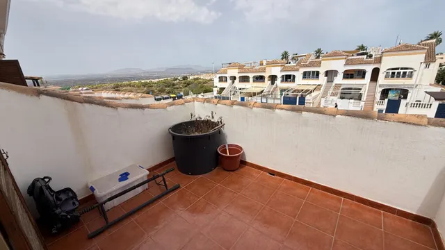 Adosado con terraza y sótano — 18