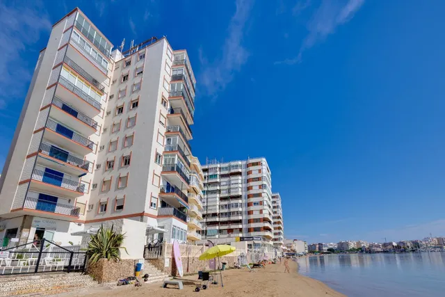 PRECIOSO APARTAMENTO TOTALMENTE REFORMADO CON VISTAS FRONTALES AL MAR — 34