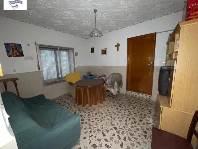 Amplia Casa en el centro de Valdeganga con Posibilidades de Reforma — 36