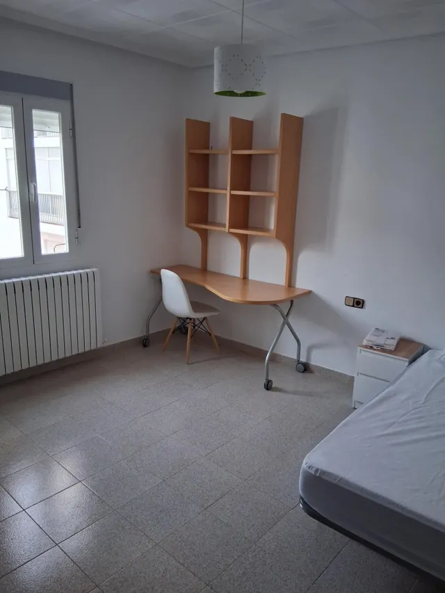 Amplio piso de cuatro dormitorios con muebles a estreno. — 15