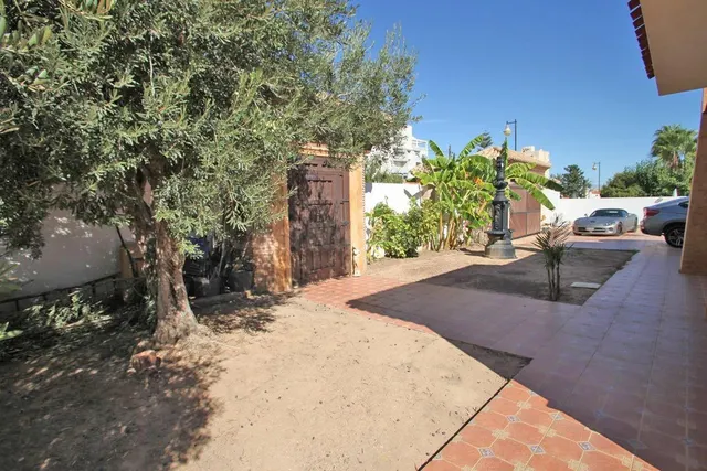 CHALET INDEPENDIENTE CON PISCINA EN LOS ÁNGELES — 5