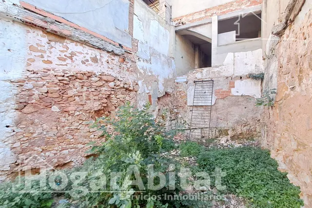 ¡OPORTUNIDAD INCREÍBLE! TERRENO URBANO AMPLIO Y CON COCHERA — 35