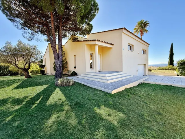Villa de lujo con amplios espacios, piscina y gran parcela — 32