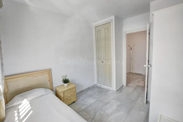 Piso de 2 Dormitorios alado de la Playa con Vistas al Mar, Piscina y Garaje — 18