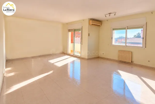 BUENA OPORTUNIDAD - PISO CON ASCENSOR Y 3 habitaciones.