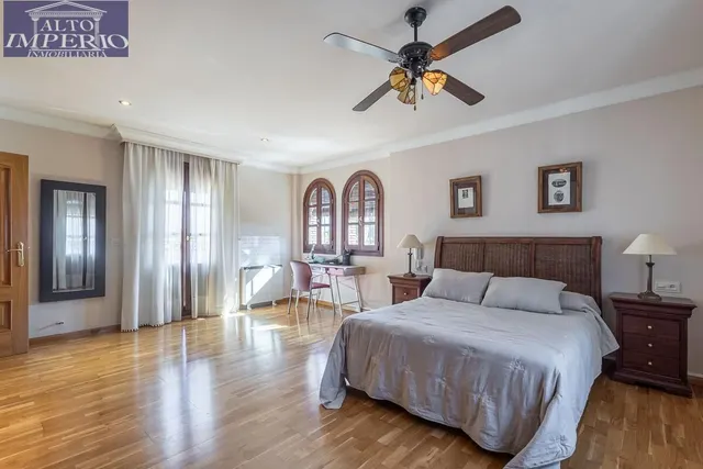 INCREÍBLE CHALET INDEPENDIENTE EN ZONA PRIVILEGIADA — 23