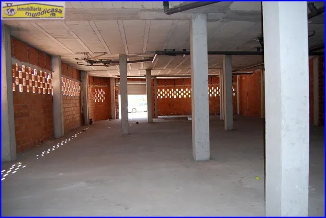 Amplio local comercial en planta baja y sótano con fachada a carretera — 12