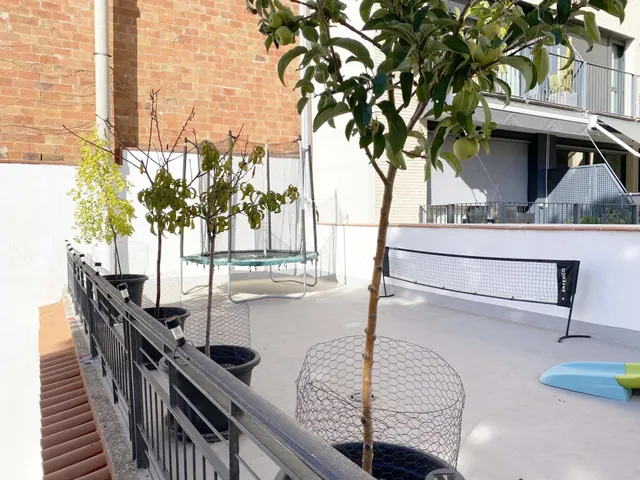 Chalet adosado en venta en Calle de Regàs — 48