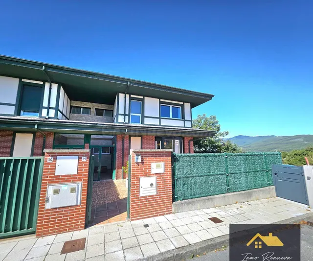 Se vende Estupendo Chalet con piscinas comunitarias en Sáman - foto 2
