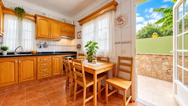 Vivienda unifamiliar de 194 m2 con patio privado y amplio garaje en Guayonje, Tacoronte — 6