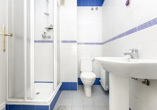 Piso de 3 dormitorios y 2 baños, con cochera. VIVIENDA DE VPO, junto al Parque de Bomberos. — 23