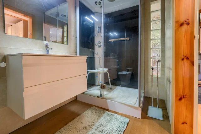 Chalet independiente de una planta con apartamento, piscina y parcela urbana de 2.800 m2 — 28