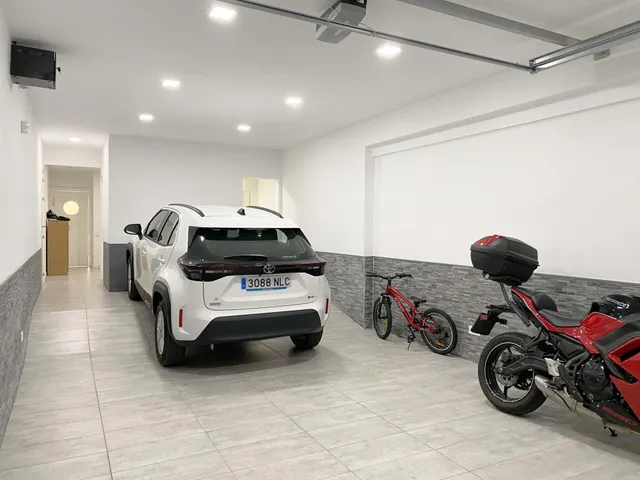 Chalet adosado en venta en Calle de Regàs — 30