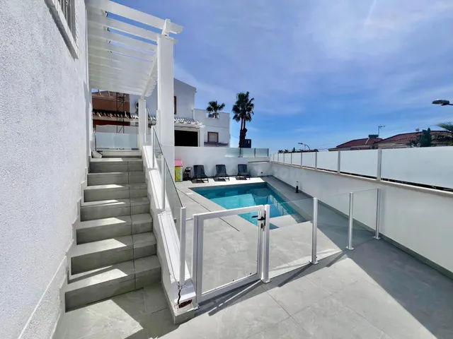 Villa de 5 dormitorios y 4 baños en San Miguel de Salinas (Alicante) — 4